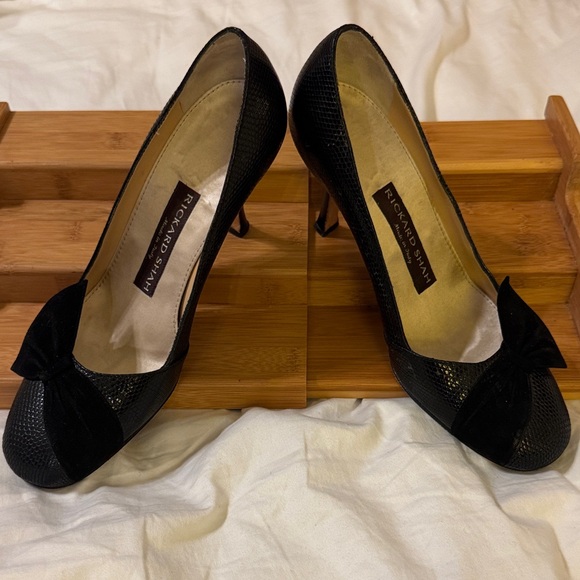 rickard shah Shoes - Rickard Shah black textured leather pumps with bow